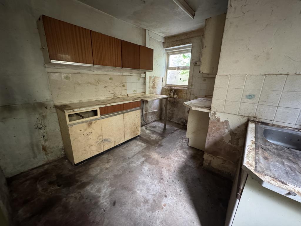 Lot: 113 - MID-TERRACE HOUSE FOR IMPROVEMENT - Kitchen